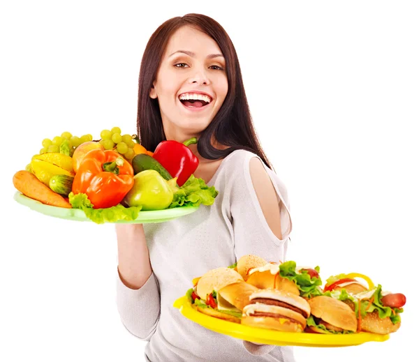 Donna che sceglie tra frutta e hamburger . — Foto Stock