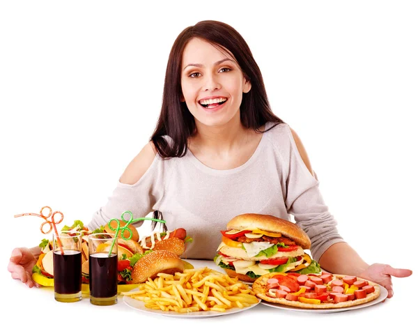 Vrouw eten Fast Food. — Stockfoto