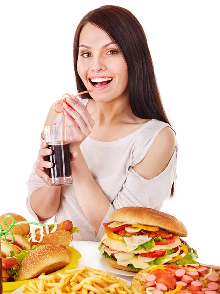 Frau isst Fast Food. — Stockfoto