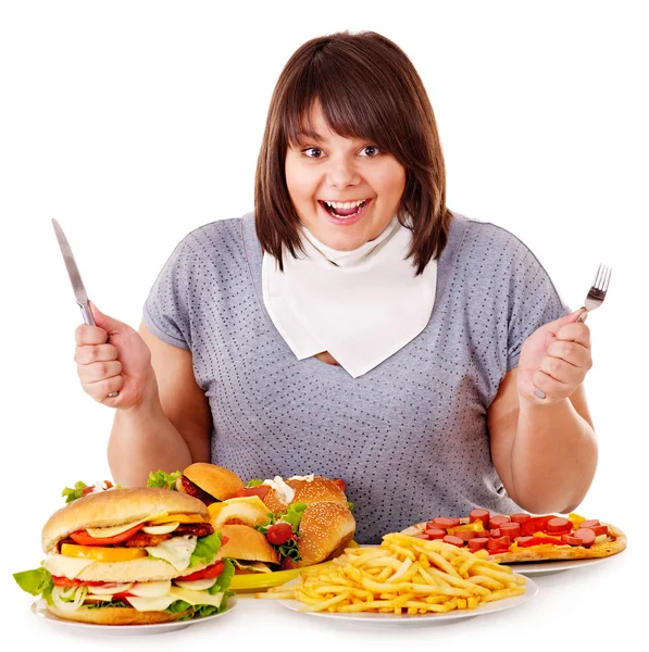 Kvinna äter snabbmat. — Stockfoto