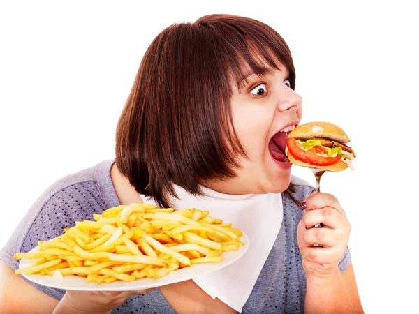Nadwagę kobieta jedzenie hamburgerów. — Zdjęcie stockowe