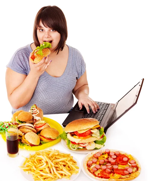 Žena jíst nezdravé jídlo. — Stock fotografie