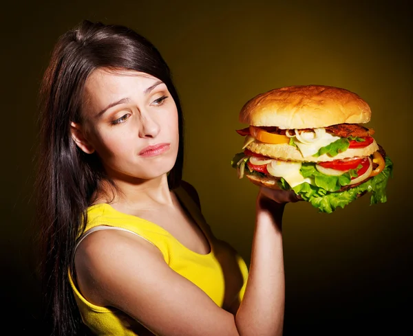 Vrouw bedrijf hamburger. — Stockfoto