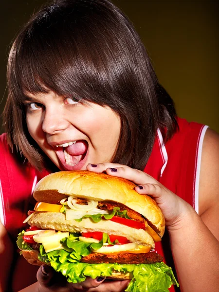 Женщина ест гамбургер . — стоковое фото