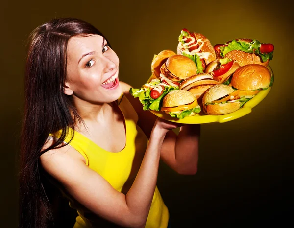 Žena hospodářství hamburger. — Stock fotografie