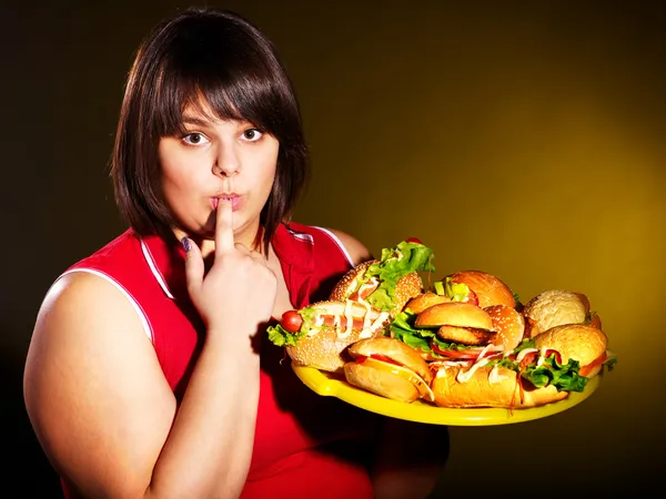 Eszik hamburgert nő. — Stock Fotó