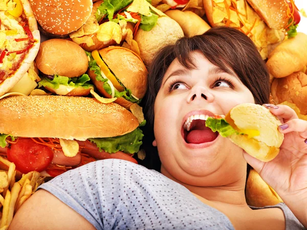 Vrouw die hotdog eet. — Stockfoto