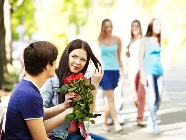 Casal de adolescente na data ao ar livre . — Fotografia de Stock