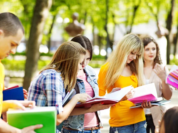 Gruppenstudentin mit Notebook im Freien. — Stockfoto