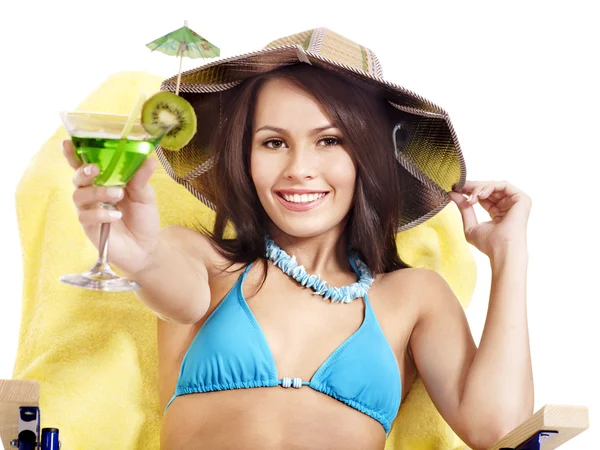 Ragazza in bikini bere succo attraverso paglia . — Foto Stock