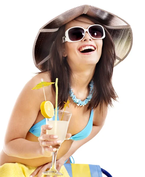 Dziewczyna w bikini pić sok przez słoma. — Zdjęcie stockowe