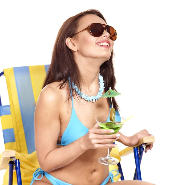 Tjej i bikini dricka juice genom sugrör. — Stockfoto