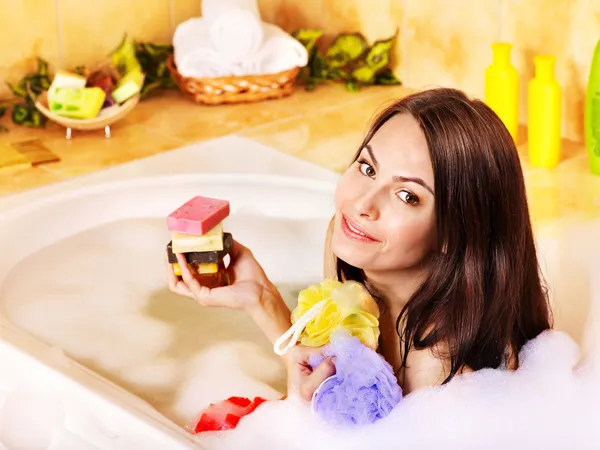 Mulher tomar banho de espuma — Fotografia de Stock