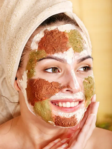 Vrouw met klei gezichtsmasker. — Stockfoto