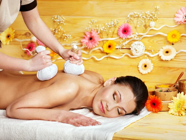 Kvinna får växtbaserade boll massage. — Stockfoto