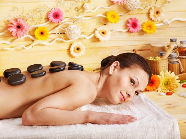Donna ottenere pietra terapia massaggio  . — Foto Stock