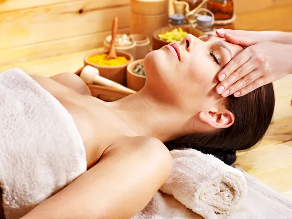 Mujer recibiendo masaje facial  . — Foto de Stock