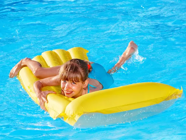 Colchão inflável da praia da natação da criança . — Fotografia de Stock