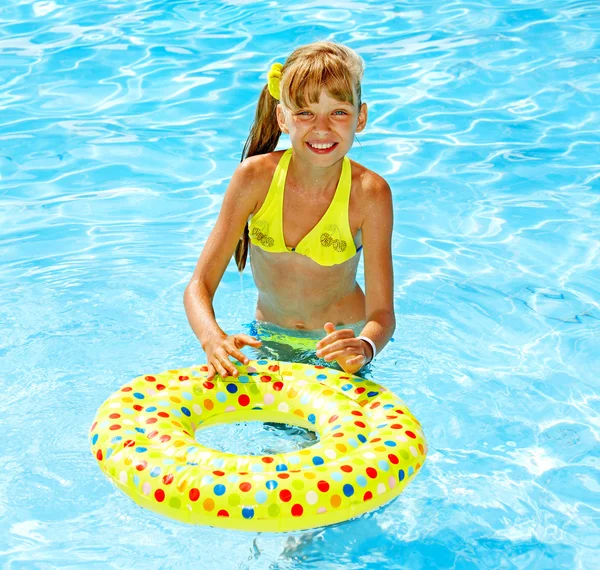 Μικρό κορίτσι στην πισίνα. — Φωτογραφία Αρχείου