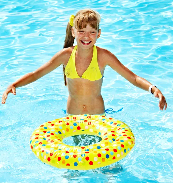 Bambina in piscina. — Foto Stock