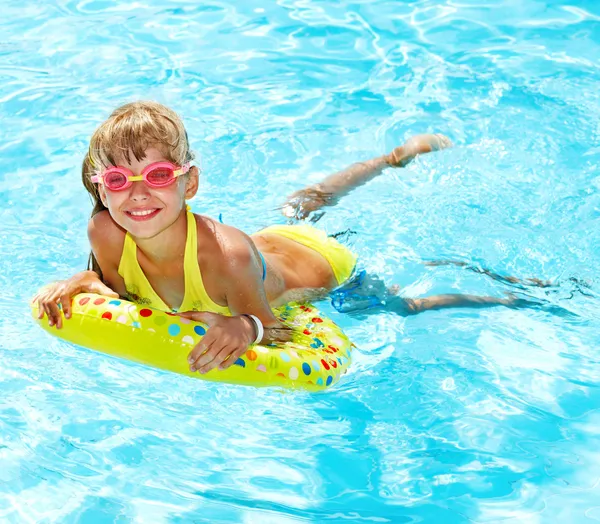 수영장에 있는 어린 소녀. — 스톡 사진