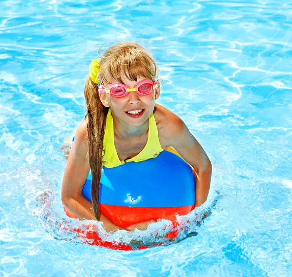 Barnet sitter på uppblåsbar ring i poolen. — Stockfoto
