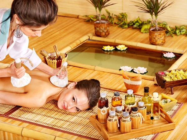Frau bekommt Kräuterkompresse-Massage. — Stockfoto