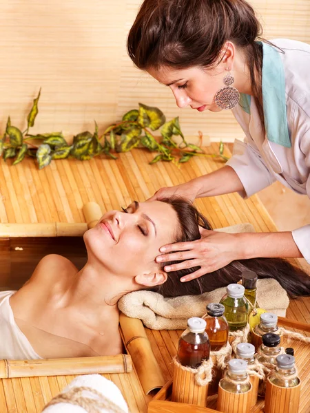 Jonge vrouw krijgen massage. — Stockfoto