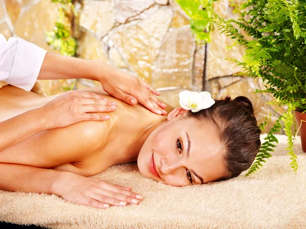 Donna ottenere massaggio in spa. — Foto Stock