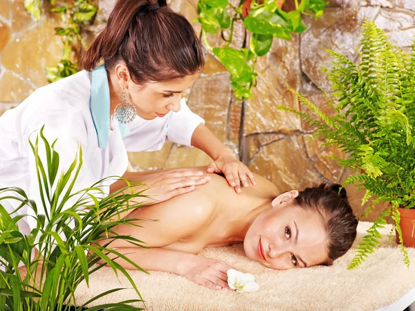 Vrouw krijgen massage in spa. — Stockfoto