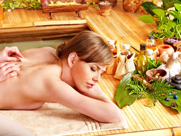 Frau bekommt Massage. — Stockfoto