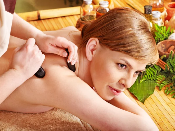 Mujer recibiendo masaje de piedra terapia  . —  Fotos de Stock