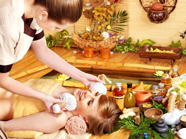 Mulher recebendo massagem facial . — Fotografia de Stock