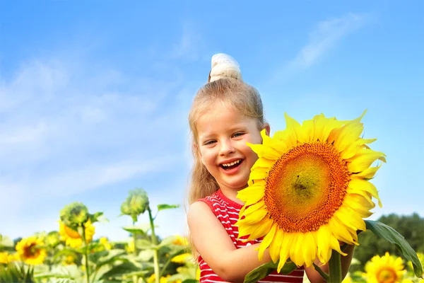 Dítě hospodářství slunečnice venkovní. — Stock fotografie