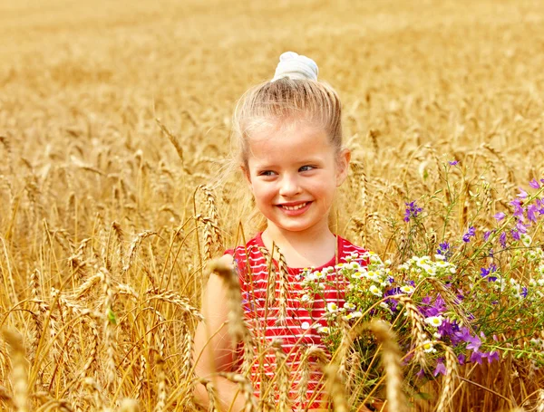 Dziecko w polu pszenicy. — Zdjęcie stockowe