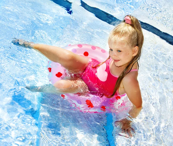 Niño sentado en anillo inflable en la piscina . —  Fotos de Stock