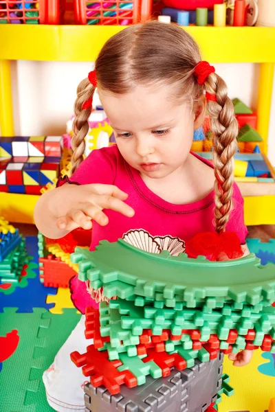 Dítě hraje s stavební blok . — Stock fotografie
