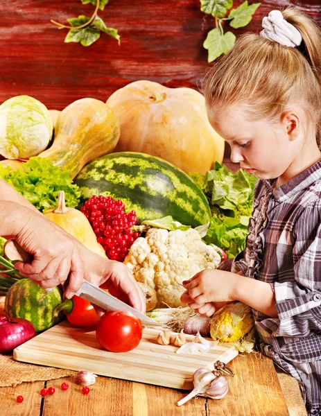 キッチンで野菜を持つ子供. — ストック写真