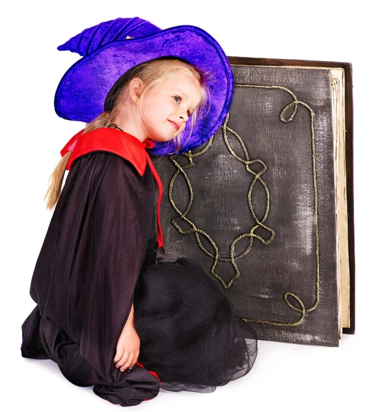 Hexe kleines Mädchen hält Buch. — Stockfoto