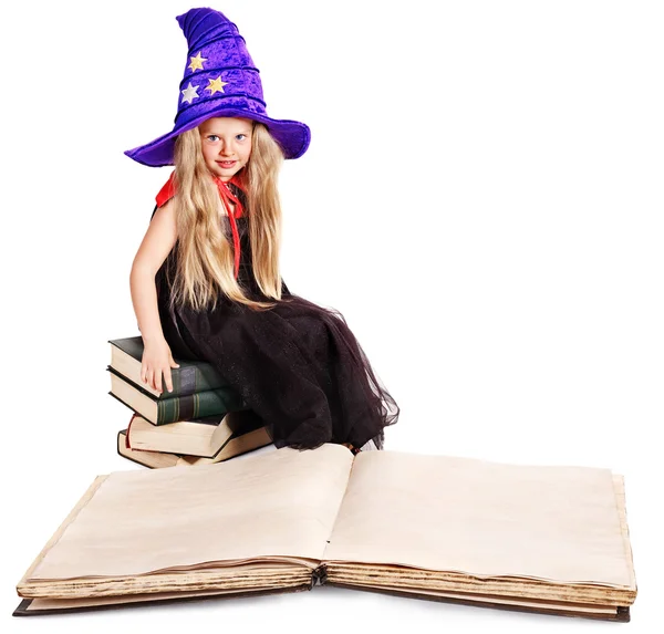 Häxa liten flicka med stack bok. Halloween. — Stockfoto