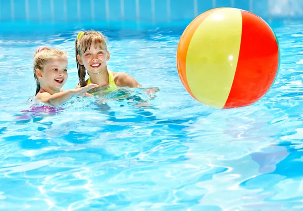 Úszás a medencében gyermekek. — Stock Fotó