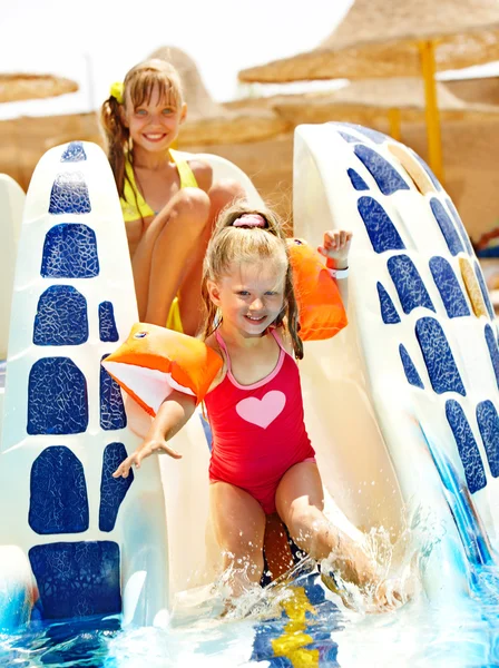 Kinder auf Wasserrutsche im Aquapark. — Stockfoto