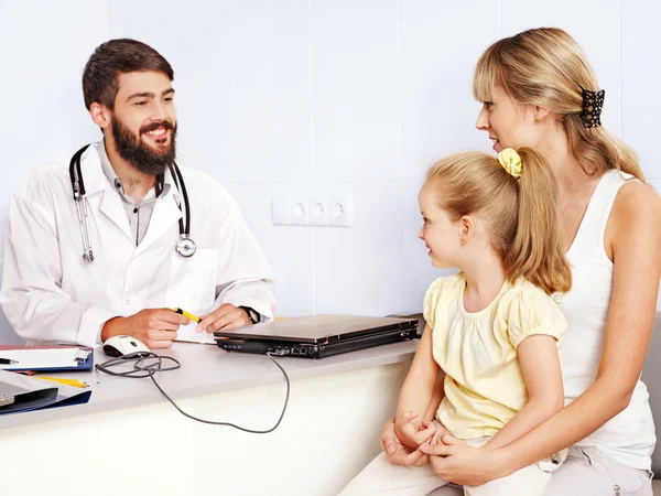 Доктор обследования ребенка . — стоковое фото