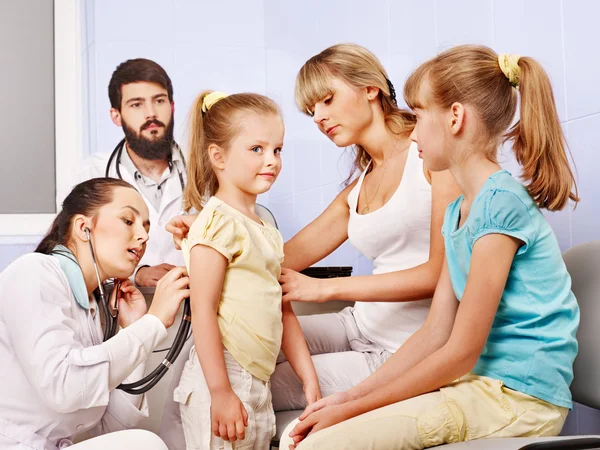 Barn med läkare vid examen. — Stockfoto