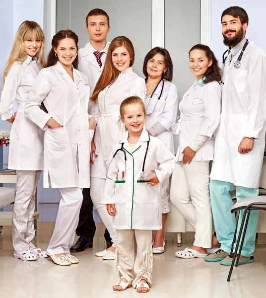 Gruppen av läkare vid sjukhus. — Stockfoto