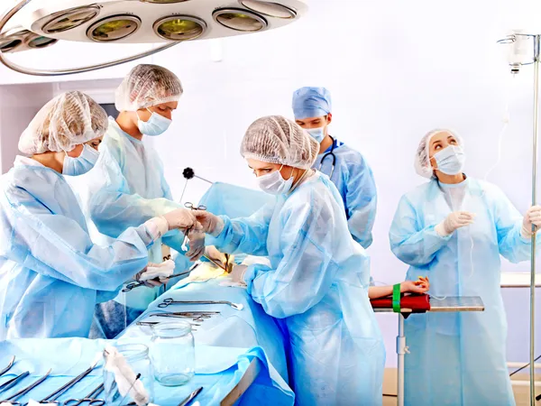 Cirurgião no trabalho na sala de cirurgia. — Fotografia de Stock