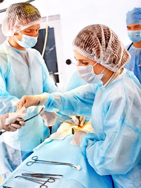 Хирург на работе в операционной. — стоковое фото