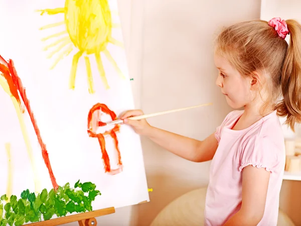 Pintura infantil en el caballete de la escuela — Foto de Stock