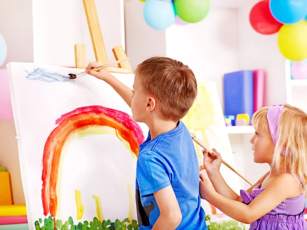 Pittura infantile nella scuola materna — Foto Stock