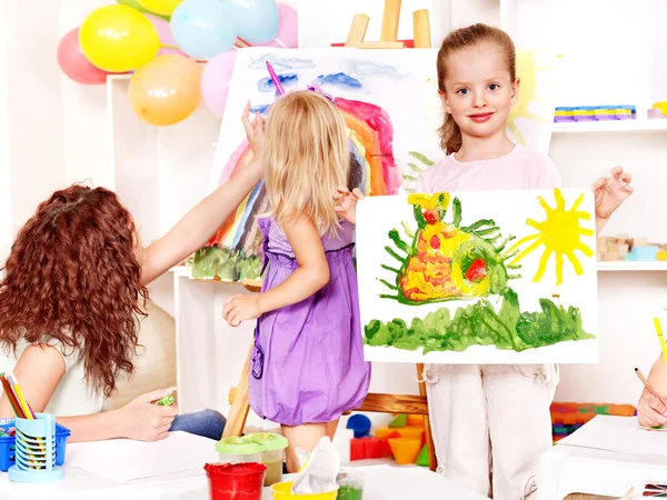 Barn målning i förskolan — Stockfoto